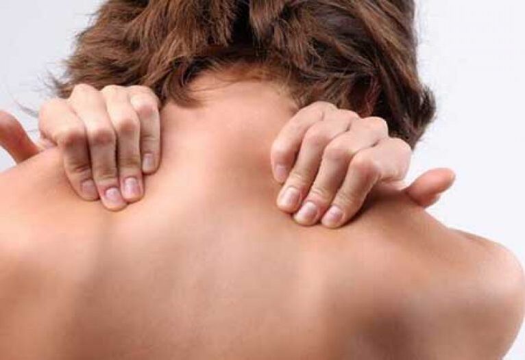 One of the symptoms of thoracic osteochondrosis is aching pain between the shoulder blades. 